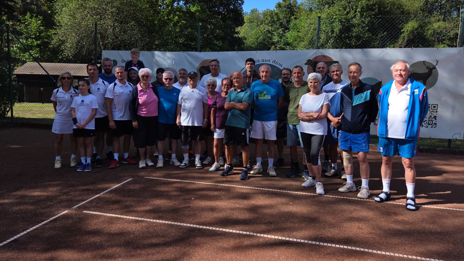Gruppenfoto der Teilnehmer:innen beim Vereinsturnier auf dem Sandplatz
