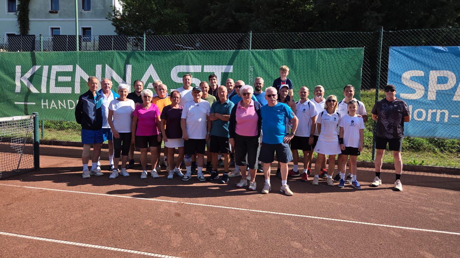 Gruppenfoto der Mitglieder auf der Tennisanlage in Rosenburg